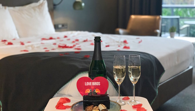 Hotel room | Romantic | Bottle of bubbles | Rose petals