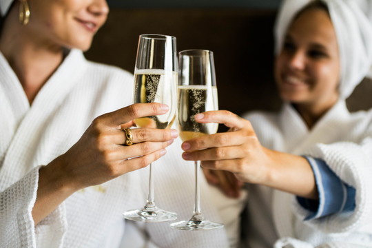 Champagner | Freundinnen | Hotelzimmer | Zu genießen