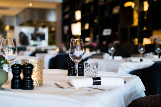 Restaurant Nest | Covered table | Wine glasses