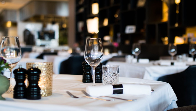 Restaurant Nest | Covered table | Wine glasses