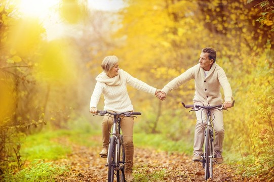 Fietsen | Herfst | Man en vrouw op fiets | Najaar