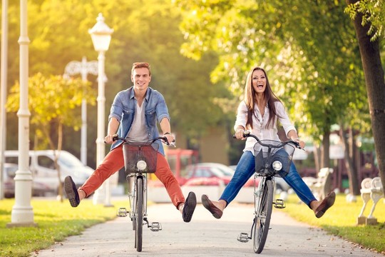Radfahren | Frühling | Mann und Frau auf einem Fahrrad 