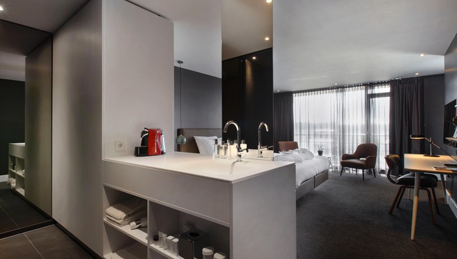 Salle de bains ouverte chambre Deluxe Hotel Sassenheim