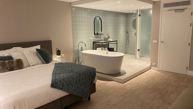  Suite Nord | Lit king size et salle de bain ouverte avec douche à effet pluie et bain moussant